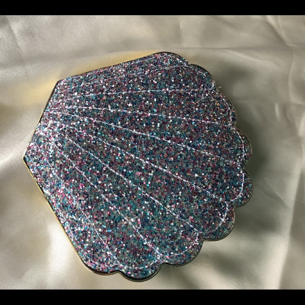 Charming Charlie Mermaid Clam Shell Mirror💕